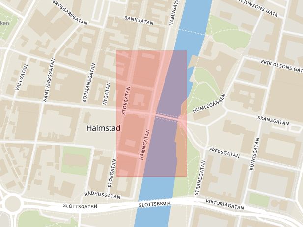 Karta som visar ungefär var händelsen Trafikolycka,  personskada: I korsningen Brogatan - Hamngatan har en kvinna i 70-årsåldern blivit påkörd av en bilist. inträffat